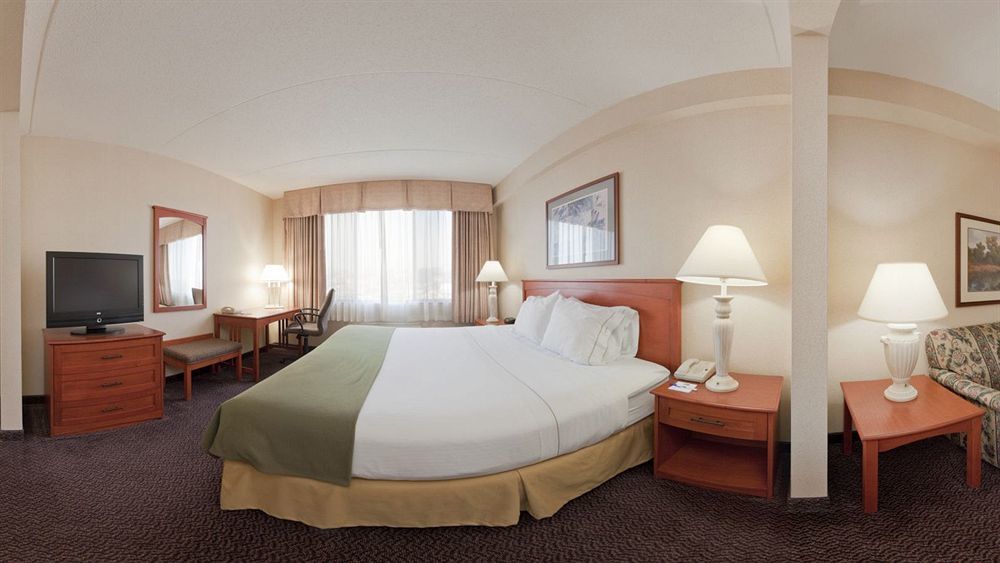 Holiday Inn Express Hotel & Suites Coralville, An Ihg Hotel Екстер'єр фото